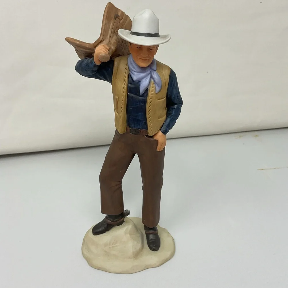 Avon Images of Hollywood John Wayne “Dark Command” Porcelain Figurine 1985 - Picture 2 of 4